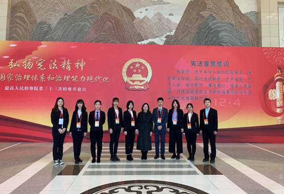 图片包含 地面, 人员, 道路, 人物描述已自动生成